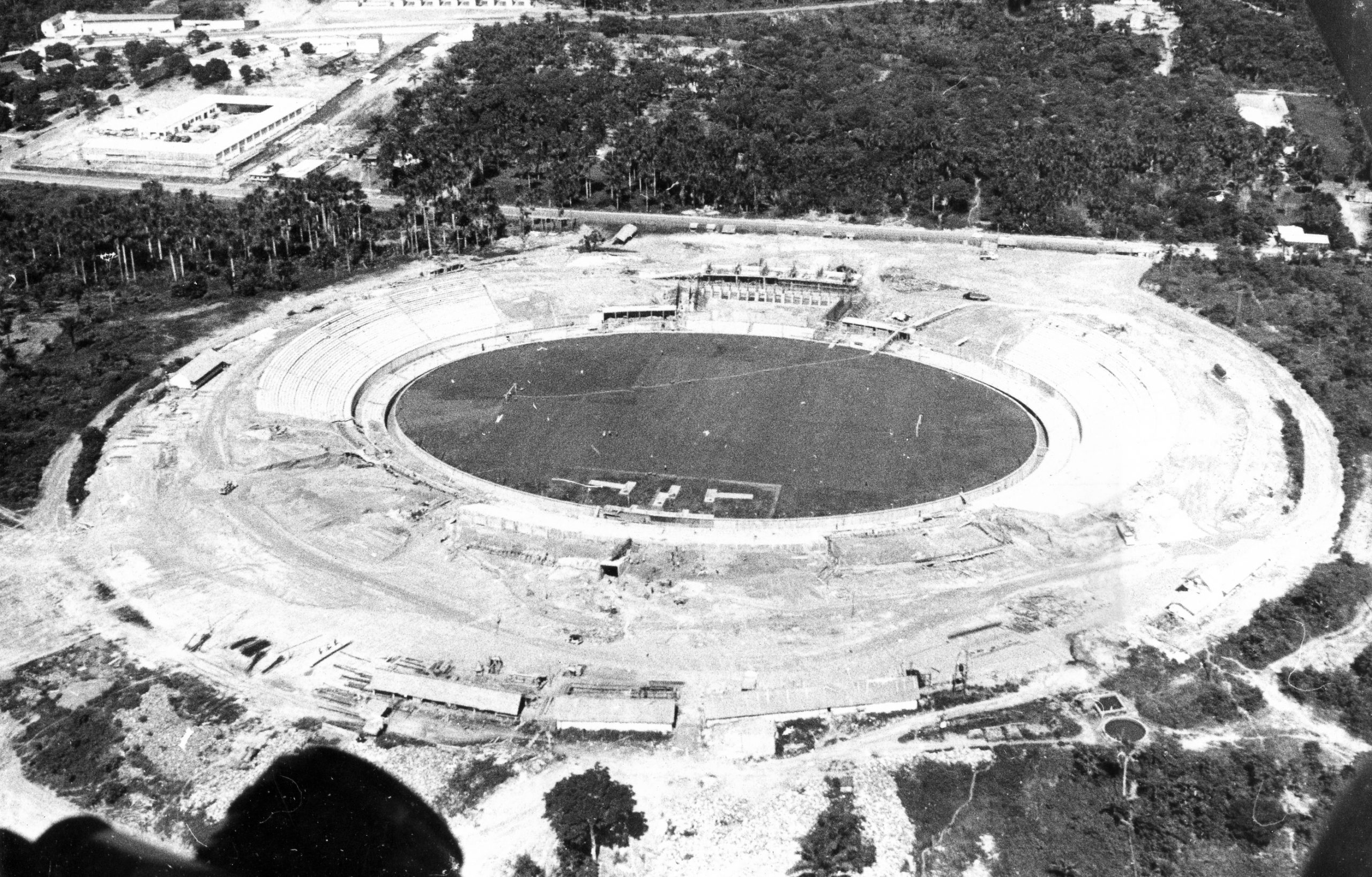 Registro fotográfico da construção do Estádio Vivaldo Lima - IDD