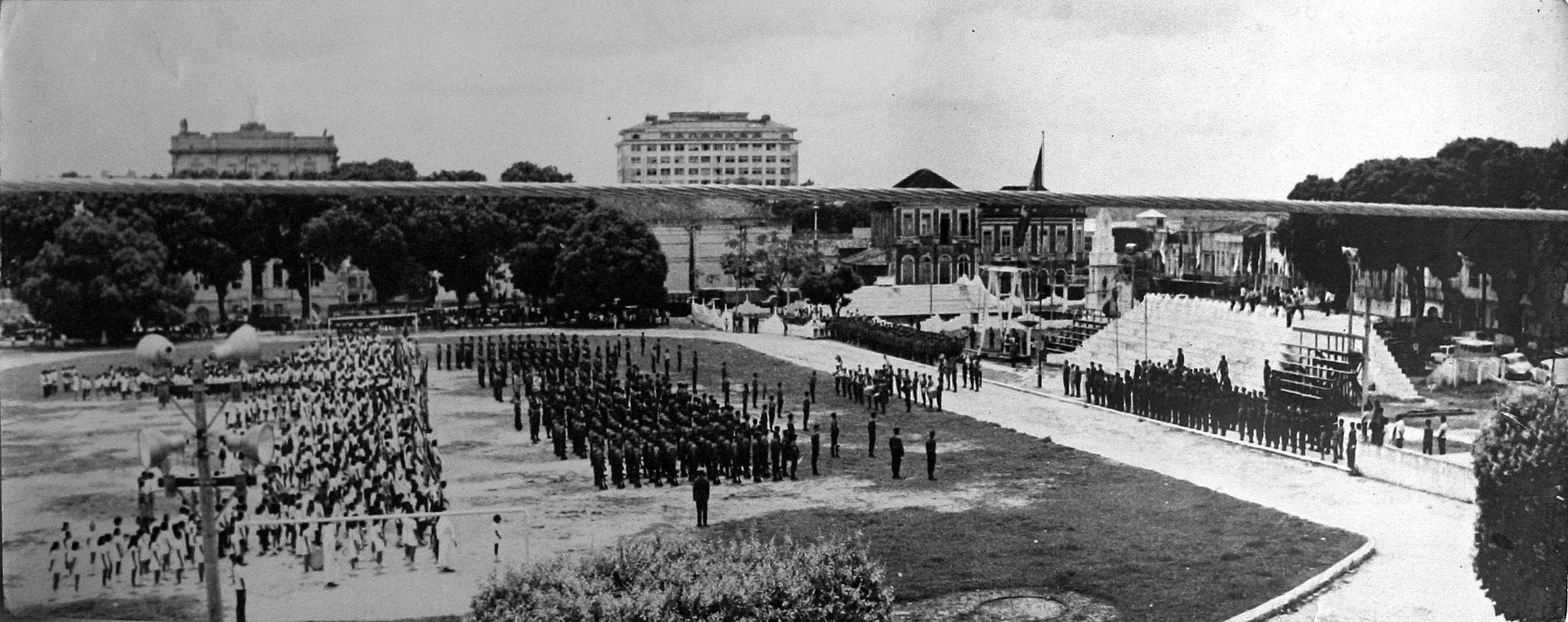 Imagem de formatura militar no Estádio General Osório