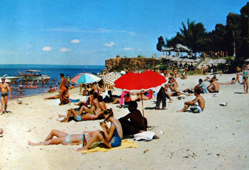 Cartão-postal, colorido, da praia da Ponta Negra