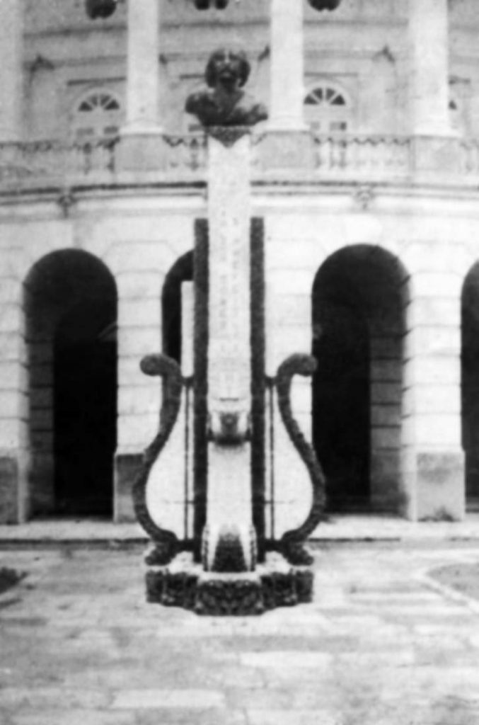 Busto de Carlos Gomes sobre a harpa