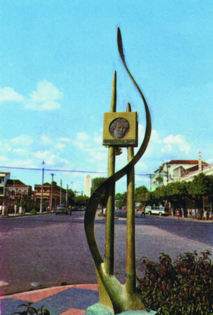 Escultura na Praça Gonçalves Dias