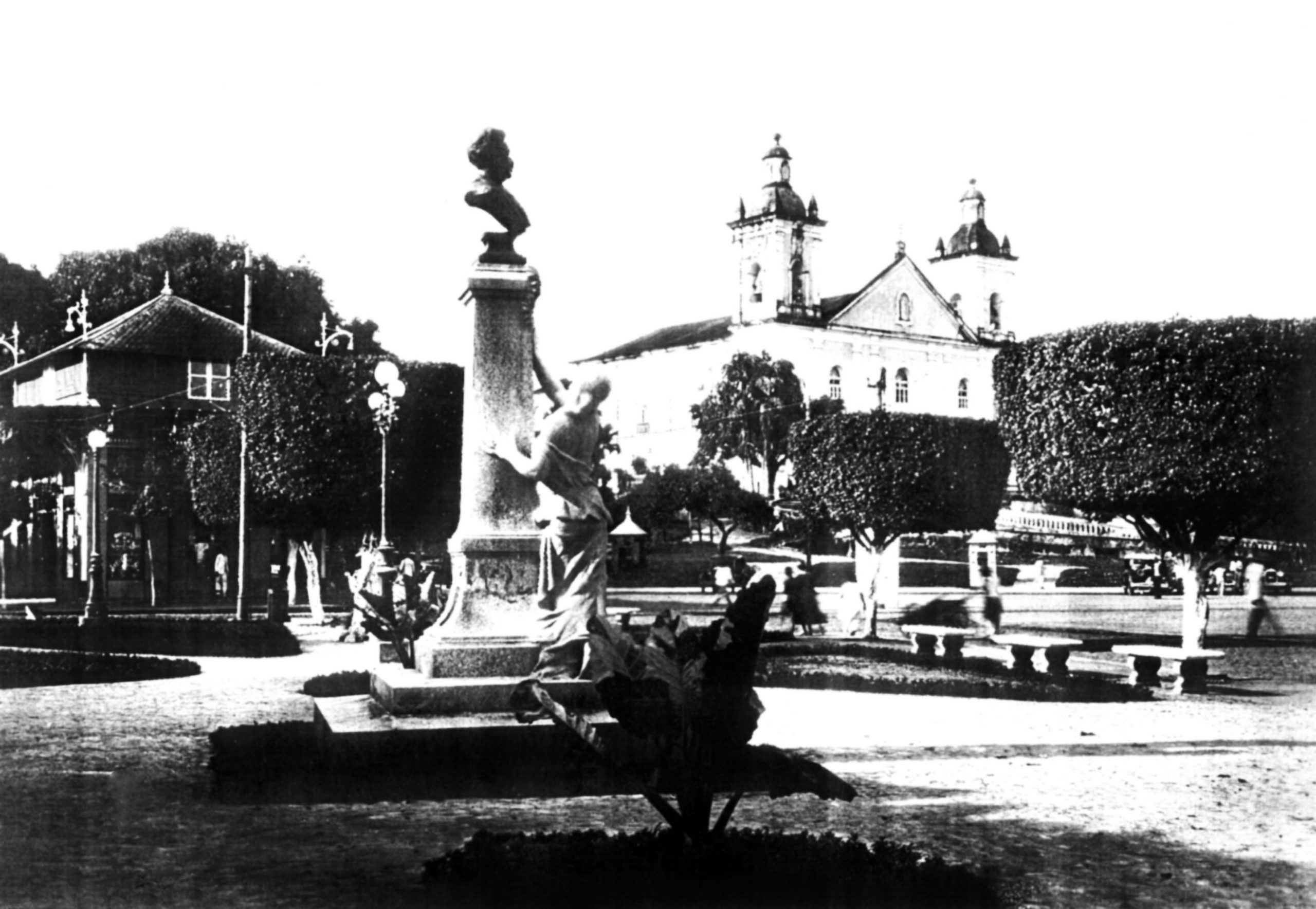 Monumento a Sant'anna Nery no Jardim Jaú