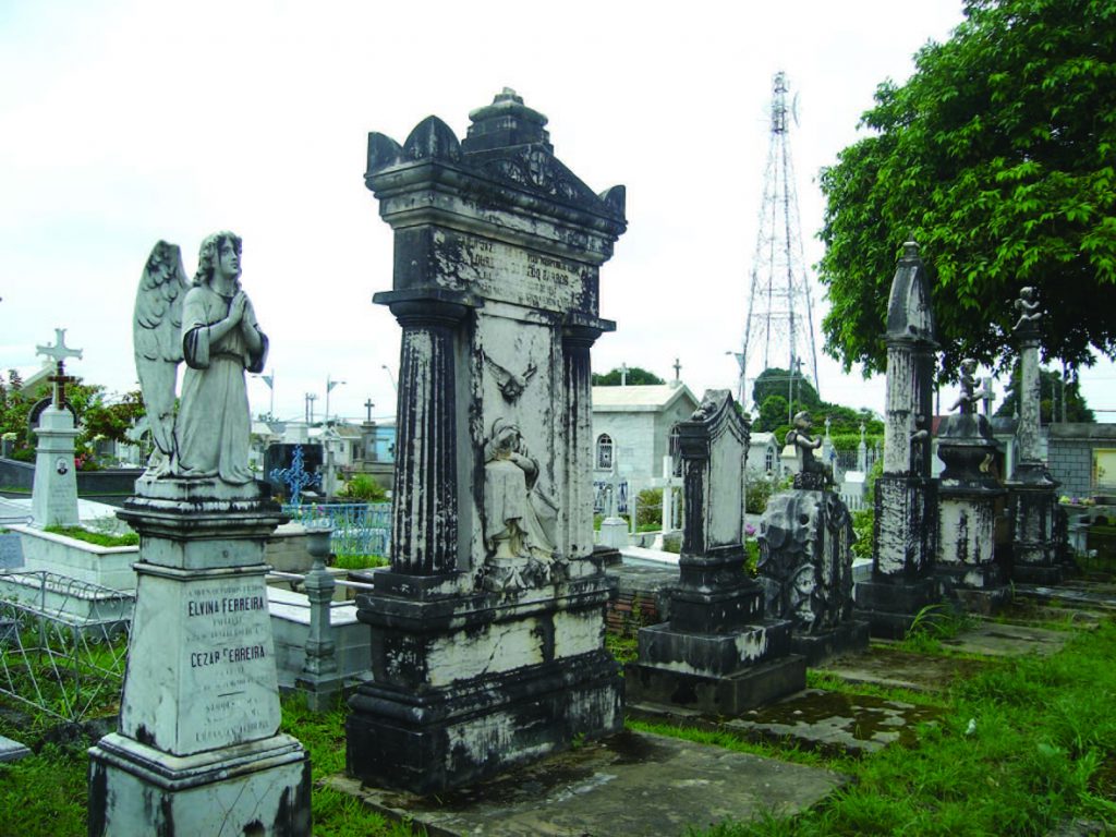 Túmulos antigos do Cemitério São João Batista