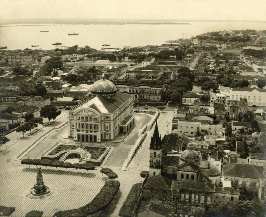 Vista aérea do Teatro Amazonas e Colégio Dom Bosco - IDD