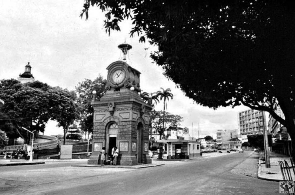 Vista do Relógio Municipal na Avenida Eduardo Ribeiro